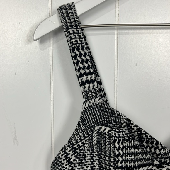 The Free Yoga Womens Jumper M Black White Texture Pattern Lined Back Zip Mini - Picture 2 of 14